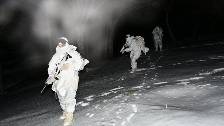 Mehmetçiğin karlı arazide gece eğitimi