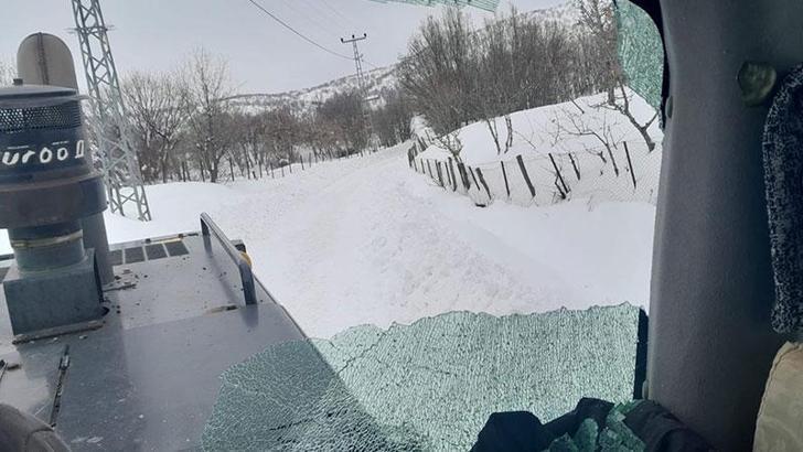 Bingöl’de karla mücadele ekibine saldırı; iş makinesinin camları kırıldı