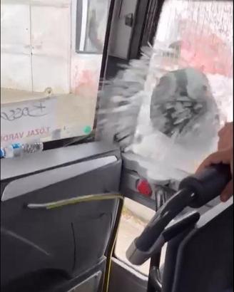 Motosiklet sürücüsü, yol verme kavgasında servis minibüsünün camını kaskıyla kırdı; o anlar kamerada