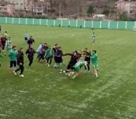Süper Amatör Lig maçında futbolcular kavga etti; o anlar kamerada