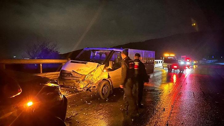 Bursa'da iki kamyonet kafa kafaya çarpıştı: 1 yaralı