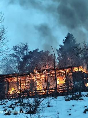 Artvin'de ahşap ev yangında küle döndü