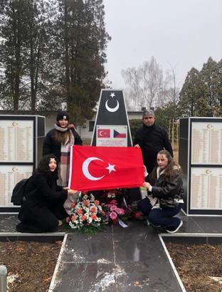 Sandıklılı öğrenciler Çekya'da Türk Şehitliğini ziyaret etti
