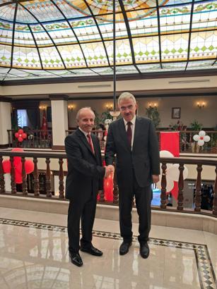 Protokoldeki kravatlı simitçi