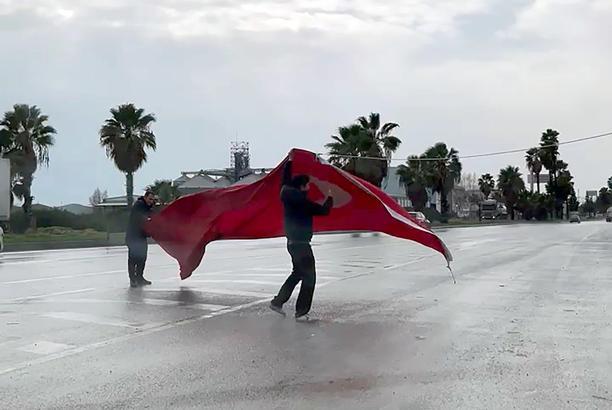 Kara yoluna düşen Türk bayrağını katlayıp, kaldırdılar