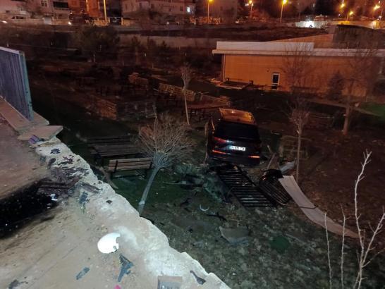 Otomobil, kafenin bahçesine uçtu