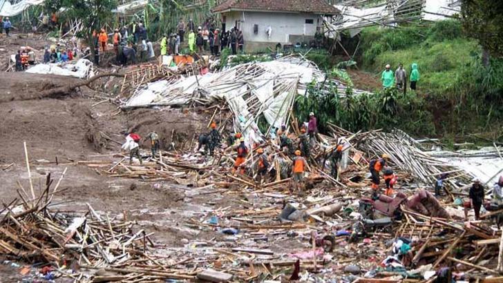 Endonezya’da toprak kayması: 10 ölü