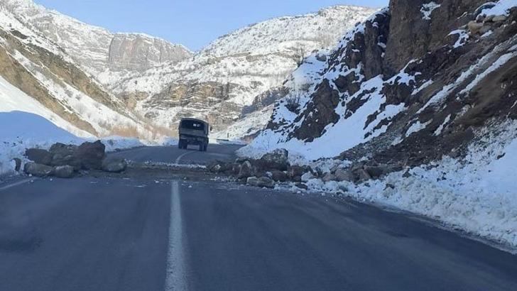Kara yoluna düşen kaya parçaları askerler tarafından temizlendi