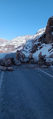 Kara yoluna düşen kaya parçaları askerler tarafından temizlendi