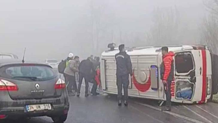 Düzce’de ambulans devrildi; 2 yaralı