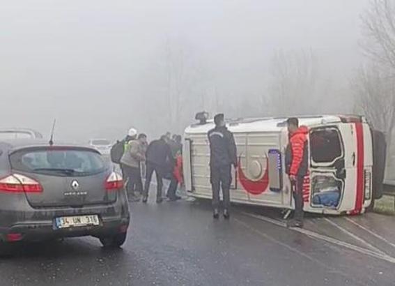 Düzce’de ambulans devrildi; 2 yaralı