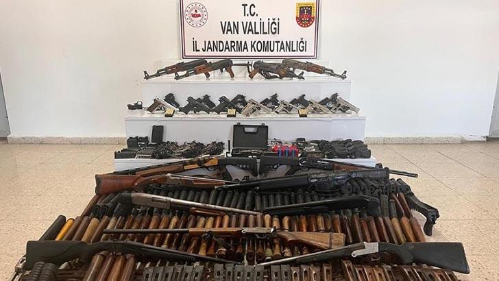 Van’da jandarmanın operasyonunda çok sayıda silah ve mühimmat ele geçirildi; 4 gözaltı