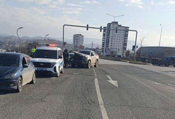 Ordu’da kamyonet ile ışık ihlali yapan hafif ticari araç çarpıştı; 2 yaralı