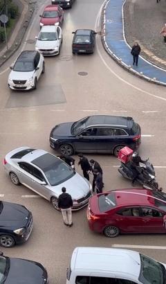 Düğün konvoyundaki araçların arasına girmek isteyen sürücünün otomobilini yumrukladılar