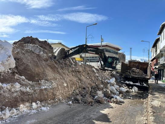 Beytüşşebap’ta biriken kar kütleleri kamyonlarla taşınıyor