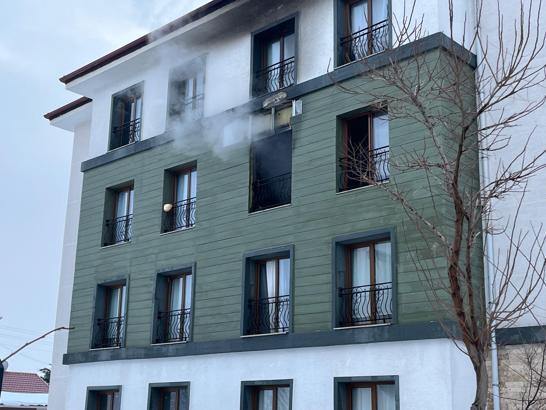 Apartmanda çıkan yangında 11 kişi dumandan etkilendi