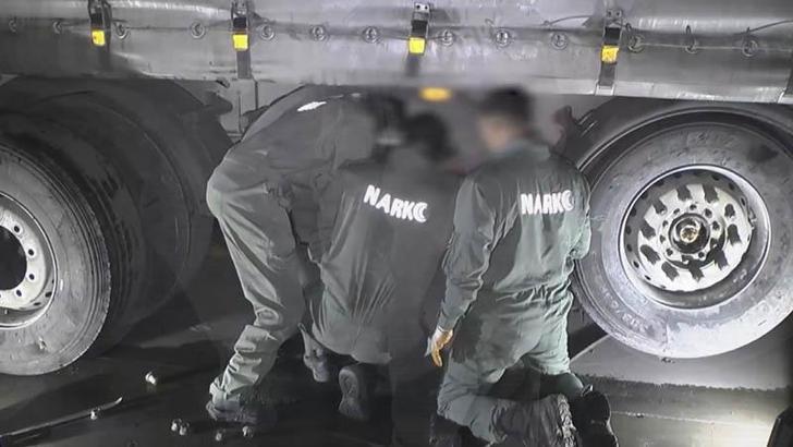 Esenyurt'ta TIR'da 54 kilo uyuşturucu ele geçirildi: 2 şüpheli tutuklandı