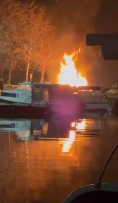 İstanbul - Küçükçekmece sahilde 2 tekne alev alev yandı