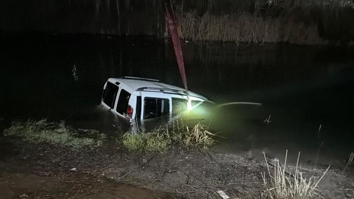 Park halindeki hafif ticari araç, Porsuk Çayı’na düştü