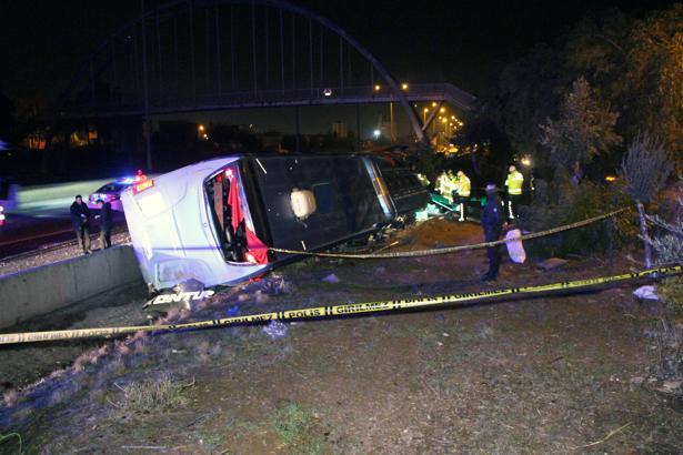 Adana’da yolcu otobüsü devrildi: 8 yaralı
