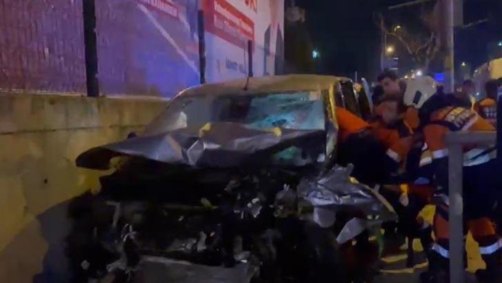 Ümraniye'de hafif ticari araç ile otomobil çarpıştı: 3 yaralı