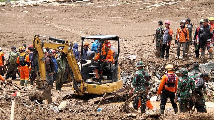Endonezya'da toprak kaymasında hayatını kaybedenlerin sayısı 25'e yükseldi