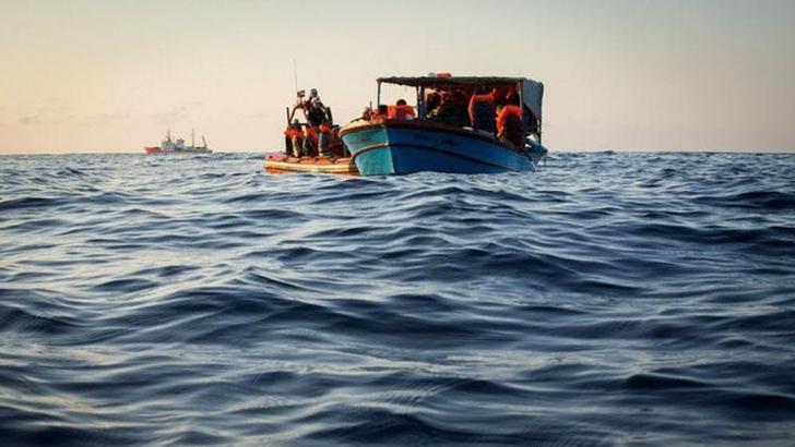Akdeniz açıklarında göçmenleri taşıyan tekne battı: 50 ölü
