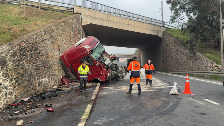 Duvara çarpan TIR'ın şoförü ağır yaralandı