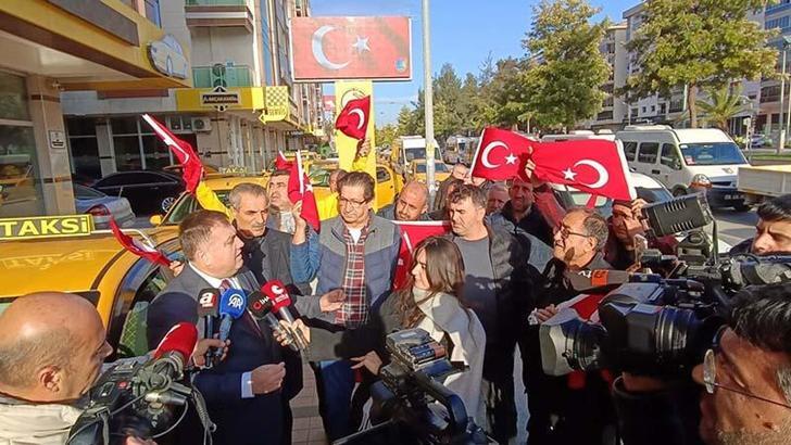 İzmir'de taksiciler araçlarını Türk bayraklarıyla donattı