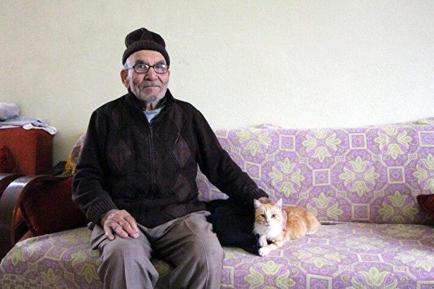 Yanan evinin önünde kedisine sarıldığı fotoğrafla tanınan Ali Meşe 93 yaşında öldü