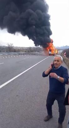 Yolcu taşıyan minibüs, alev topuna döndü