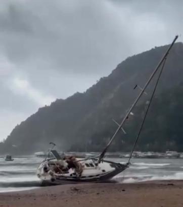 Marmaris’te fırtına; ağaçlar devrildi, yelkenli tekne karaya oturdu