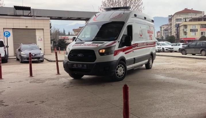 Temizlemeye çıktığı makinenin üzerinden düşen işçi ağır yaralandı