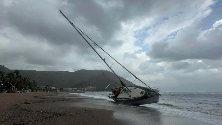Marmaris’te fırtına; ağaçlar devrildi, yelkenli tekne karaya oturdu/Ek fotoğraflar
