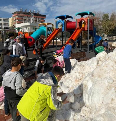 Toprakkale’de parklarda oynayan çocuklara kar sürprizi