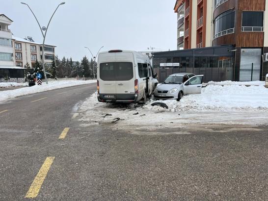 Elazığ’da minibüs ile otomobil çarpıştı: 4 yaralı