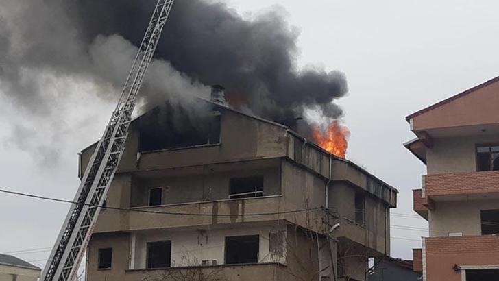 Yıkım işlemleri sırasında 4 katlı binanın çatısı yandı