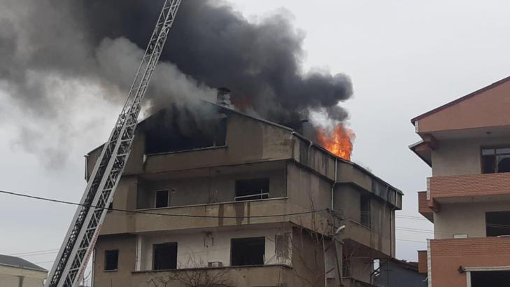 Yıkım işlemleri sırasında 4 katlı binanın çatısı yandı