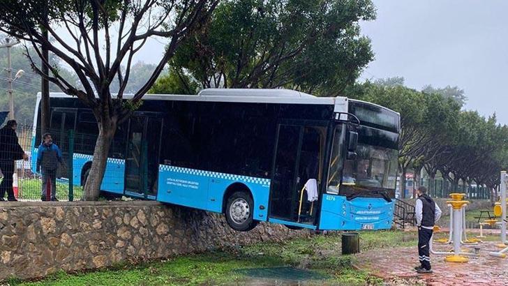 Freni boşalan otobüs, duvarda asılı kaldı