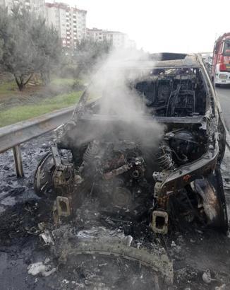 İstanbul - Esenyurt TEM Otoyolu'nda cip alev alev yandı