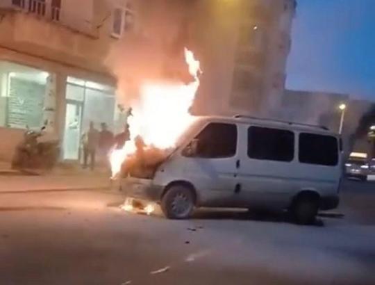 Park halindeyken motor kısmından alev alan minibüs yandı