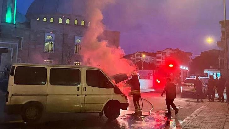 Park halindeyken motor kısmından alev alan minibüs yandı