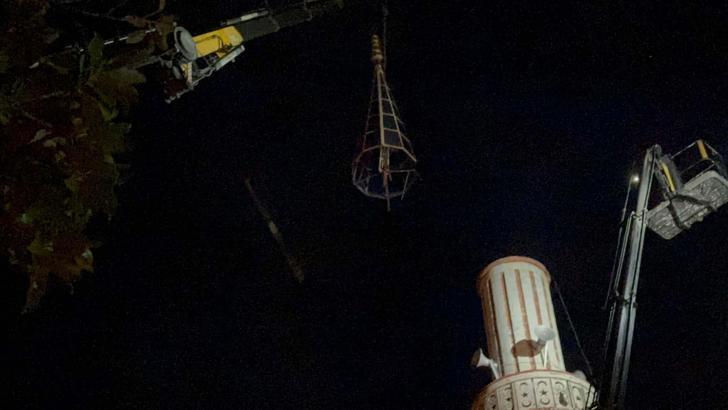 Marmaris’te fırtına; ağaçlar devrildi, yelkenli tekne karaya oturdu (2)