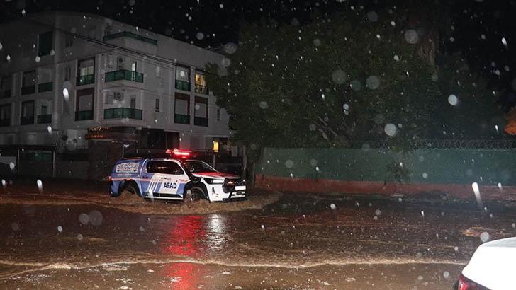 Antalya’da fırtına, sel ve hortum hayatı olumsuz etkiledi