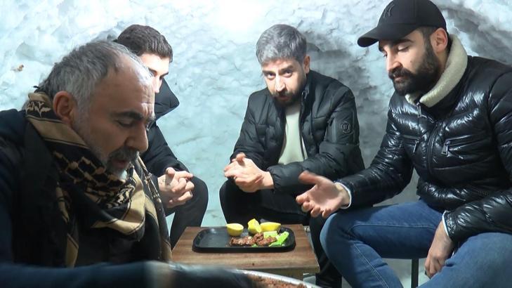 Kardan mekanda çay ve çiğ köfte keyfi