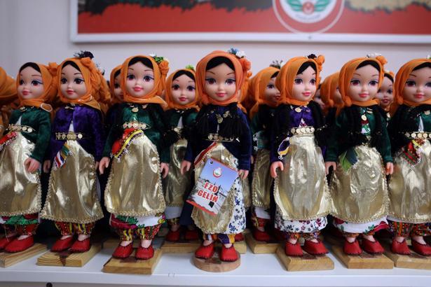 Kadınlar, ‘Ezo Gelin’ bebekler üretip aile ekonomisine katkı sağlıyor