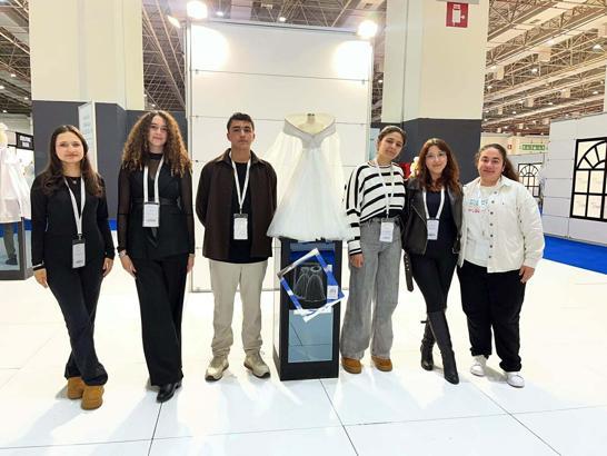 Liseliler, ipek kozasından tasarladıkları gelinlikleri IF Wedding Fashion İzmir'de sergiledi