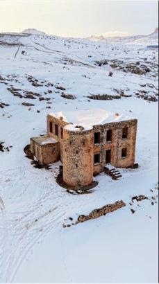 Mardin'de beyaza bürünen tarihi karakol, dronla görüntülendi