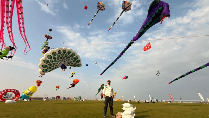 Dünya birincisi ‘Tavus kuşu’ uçurtmasını Katar semalarında Türk bayrağıyla uçurdu
