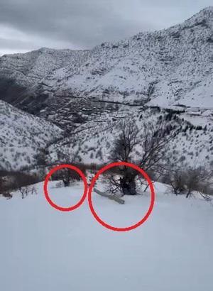 Eğimli arazide işçiler, karda kayan direkle birlikte sürüklendi; o anlar kamerada